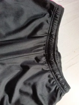 Pantalón de chándal negro con detalles rosas