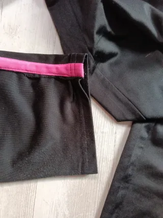 Pantalón de chándal negro con detalles rosas