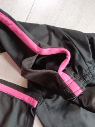 Pantalón de chándal negro con detalles rosas