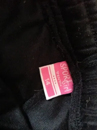 Pantalón de chándal negro con detalles rosas