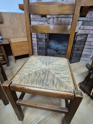 Taburete de madera con asiento de ratán