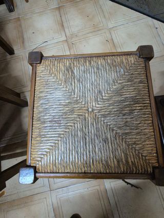 Taburete de madera con asiento de ratán