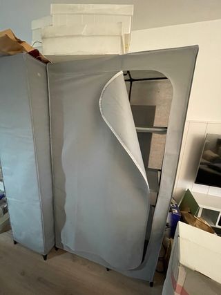 Armario de tela gris con cremallera