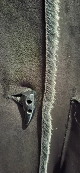 Abrigo negro con detalles grises