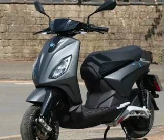 Piaggio One Scooter Gris