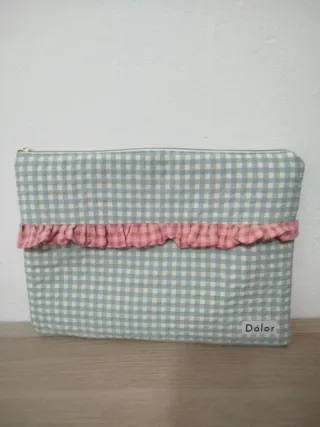 Funda para portátil con volantes