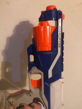 Pistola de juguete naranja y azul