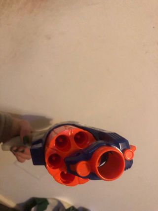 Pistola de juguete naranja y azul
