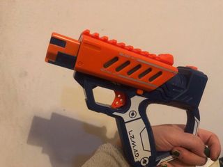 Pistola de juguete naranja y azul