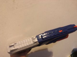 Pistola de juguete naranja y azul