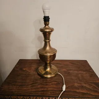 Preciosa lámpara de mesa vintage - metal dorado.