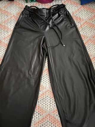Pantalones Zara efecto piel negros