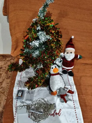 Árbol de Navidad y adornos