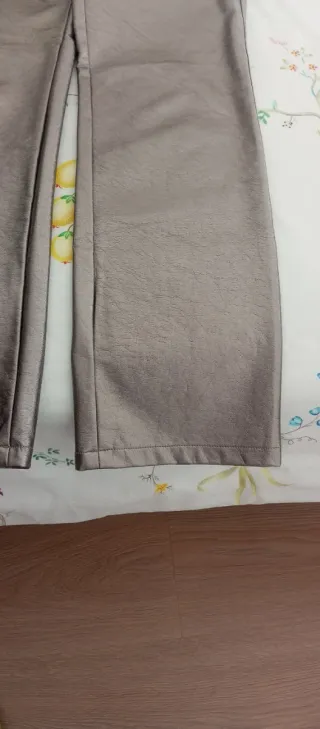 Pantalón efecto piel,color bronce bronce