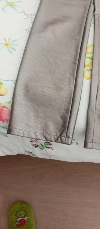 Pantalón efecto piel,color bronce bronce