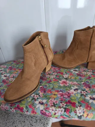 Botines de ante beige y marrón