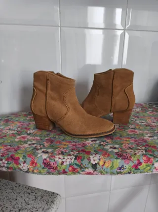 Botines de ante beige y marrón