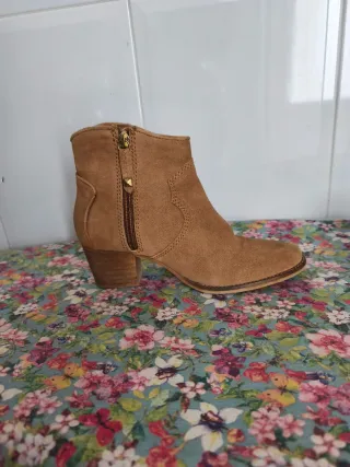 Botines de ante beige y marrón