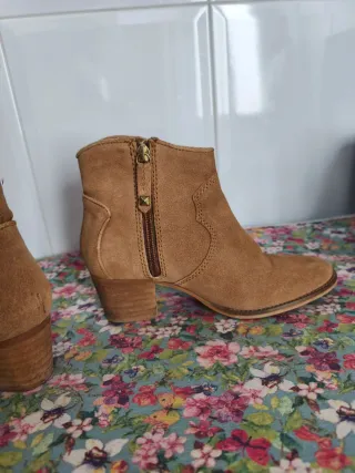 Botines de ante beige y marrón