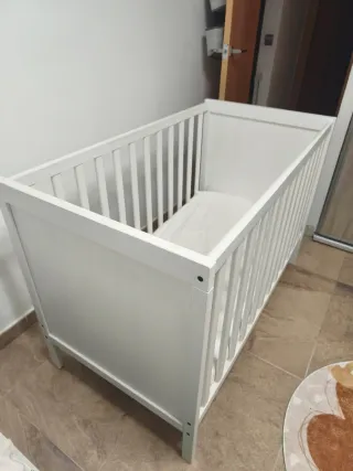 Cuna blanca para bebé