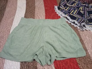 Lote de ropa de mujer de varias marcas.