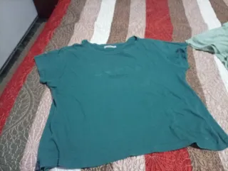 Lote de ropa de mujer de varias marcas.