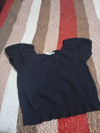 Lote de ropa de mujer de varias marcas.