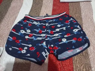 Lote de ropa de mujer de varias marcas.