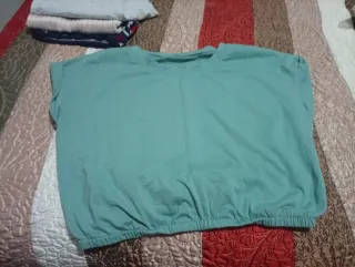 Lote de ropa de mujer de varias marcas.