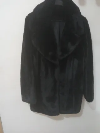 Abrigo negro de pelo sintético