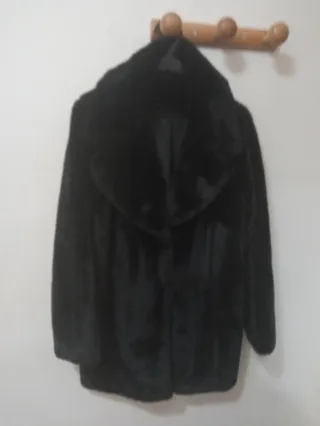 Abrigo negro de pelo sintético