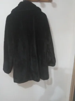 Abrigo negro de pelo sintético