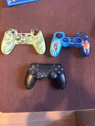 PS4 Negra + 2 Juegos + Mando + dos fundas