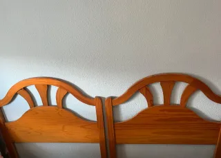 Mesitas de noche de pino con lámparas+ cabeceros.