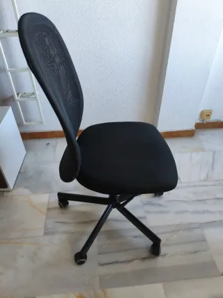 Silla de oficina negra con ruedas