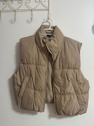 Chaleco corto Bershka beige