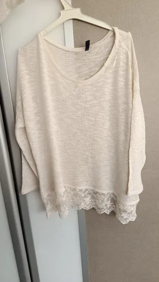 Jersey de punto beige con encaje