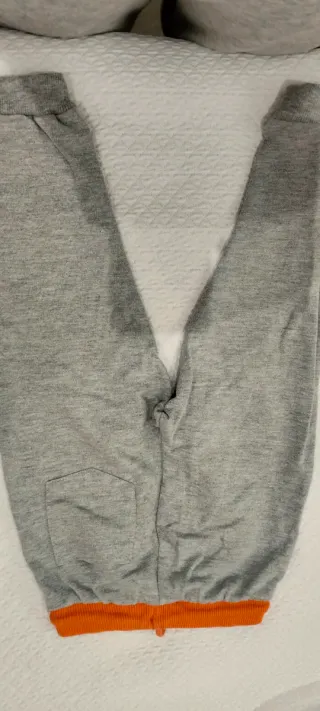 Pantaloni tuta grigi con laccetti arancioni