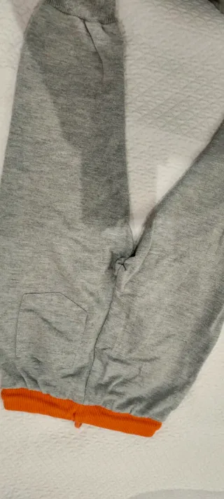 Pantaloni tuta grigi con laccetti arancioni