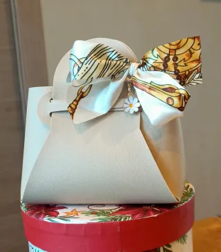 Mini Borsetta Beige con Portachiavi/Ciondolo