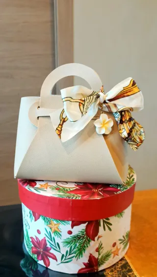 Mini Borsetta Beige con Portachiavi/Ciondolo