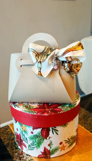 Mini Borsetta Beige con Portachiavi/Ciondolo