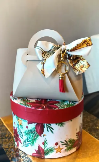 Mini Borsetta Beige con Portachiavi/Ciondolo