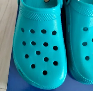 Zuecos tipo crocs