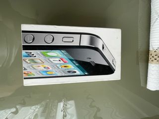 Scatola iPhone 4s con documenti