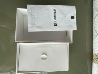 Scatola iPhone 4s con documenti