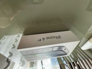 Scatola iPhone 4s con documenti