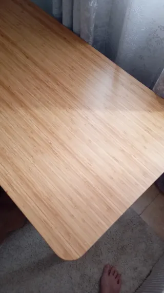 Mesa de madera con patas regulables