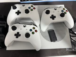 Xbox One S 1TB + 3 mandos + juegos