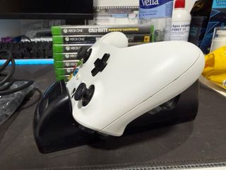 Xbox One S 1TB + 3 mandos + juegos